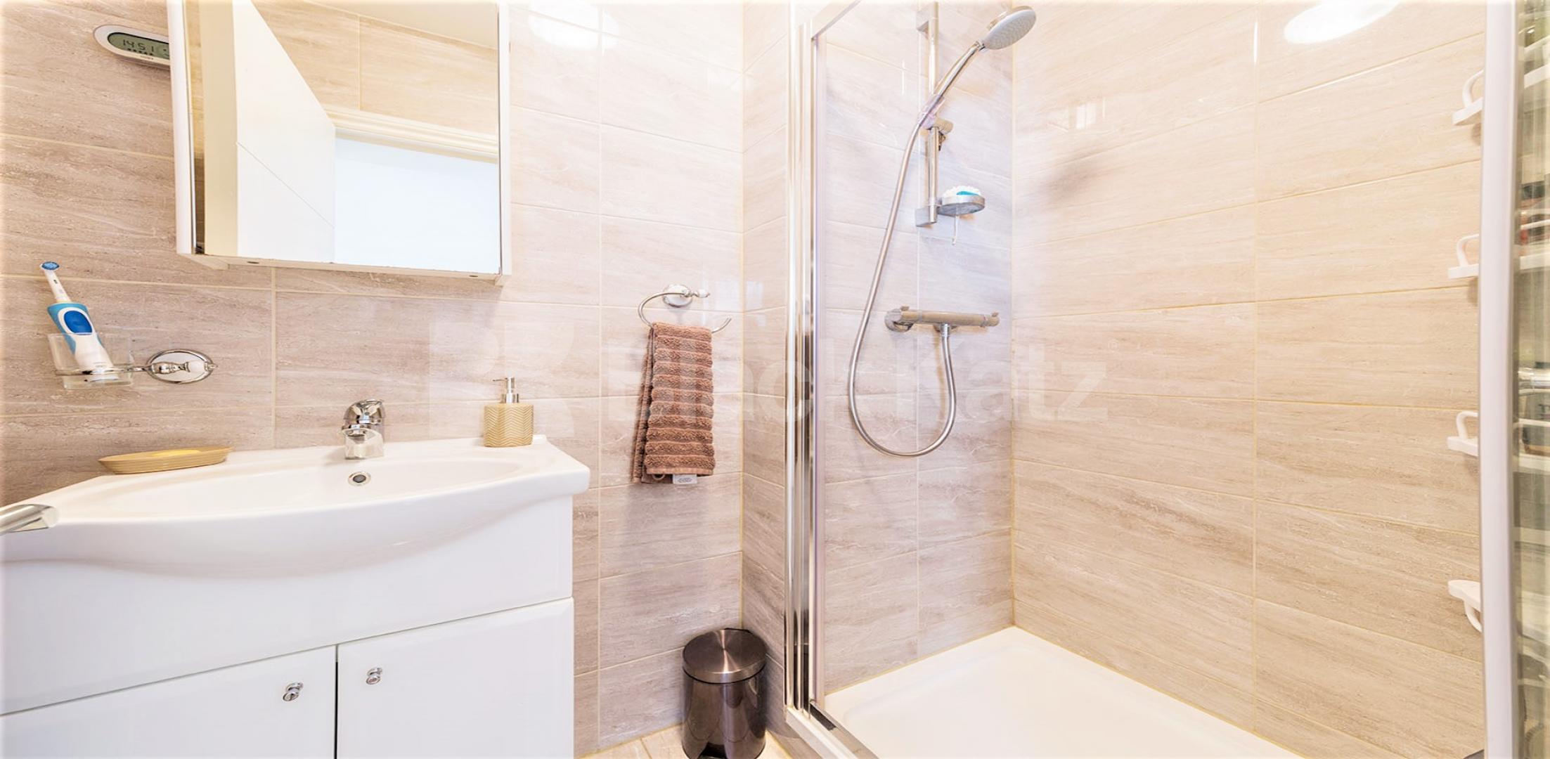 			RECENTLY REFURBISHED , 2 Bedroom, 1 bath, 1 reception Flat			 Richmond Way, Shepherds Bush/Brook Green